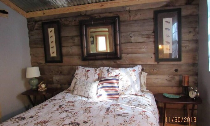 Claxton Casa | On the Riverbend Cabin