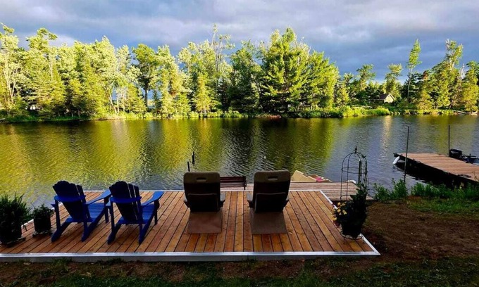 North Kawartha Cabaña | "On The Rocks" A Quite Waterfront cottage on Stoney Lake Sleeps 6-8