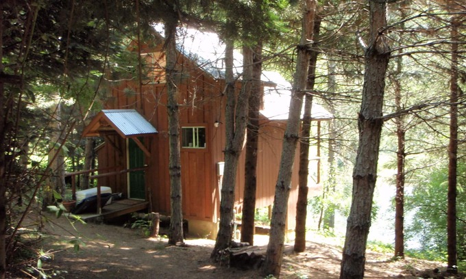 Douglas City Cabina | En el río Trinity, Fire Pit, perros OK, privacidad, cabaña histórica del minero