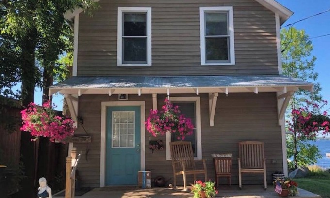 Ranier Casa | En el agua en el corazón histórico de la aldea de Ranier, Minnesota