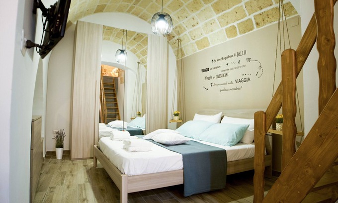 Centro Storico Casa | Once upon a time. Apartment with typical star vault and barrel vault.