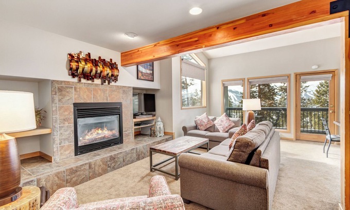 Baldy Mountain Condominio | One Bdrm Condo. AMAZING VIEWS. On bus route. Pet friendly.