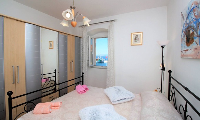 Postira Apartamento | Apartamento de una habitación con balcón y vista al mar Postira, Brac (A-18971-a)