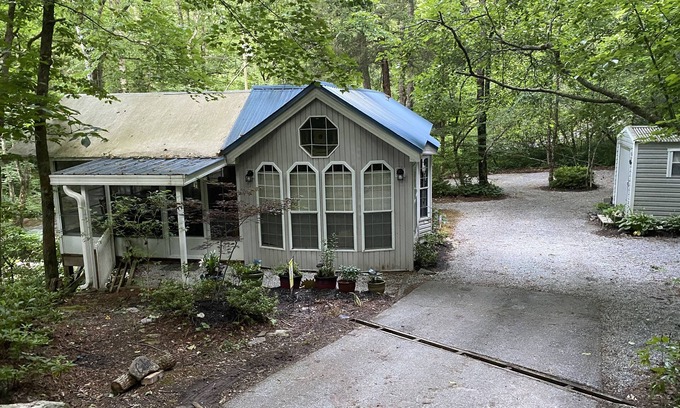 Highlands Cabina | One bedroom cabin in Highlands, NC on a creek close to everything!