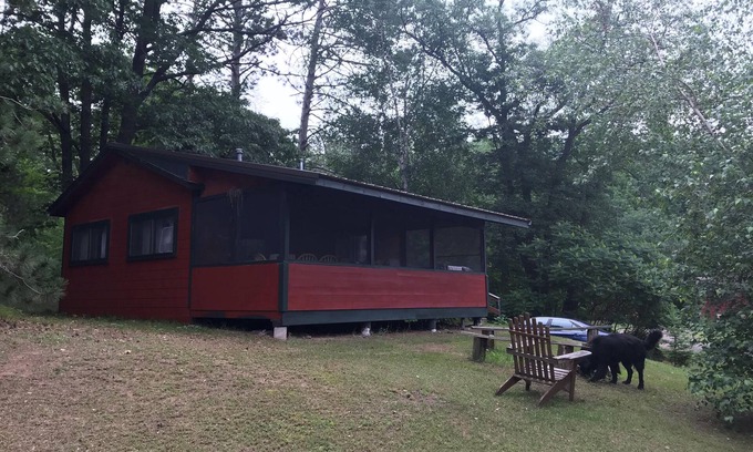 Iron River Cabina | Tranquila belleza de la naturaleza - Glacier Lake; Loon familia w / baby; Kayaks, bote de remos