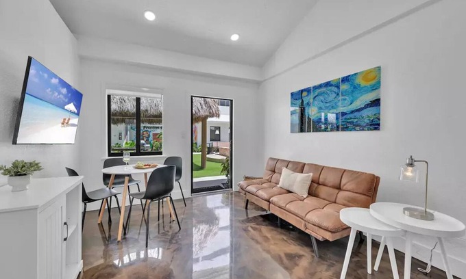 Flagler Village Apartamento | One Bedroom King Suite in a Tropical Retreat Freedom House Fort Lauderdale FL