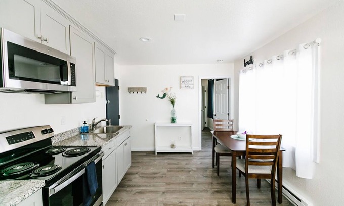 Crescent City Condominio | One Block from Ocean CLOSE to everything! Modern and Clean!!