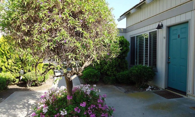 Carpinteria Condominio | A una cuadra de la playa