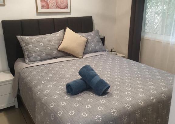 Caloundra Apartamento | Guesthouse unit with courtyard Sleeps 4 people Pet Friendly and Only 950 metres from the beach