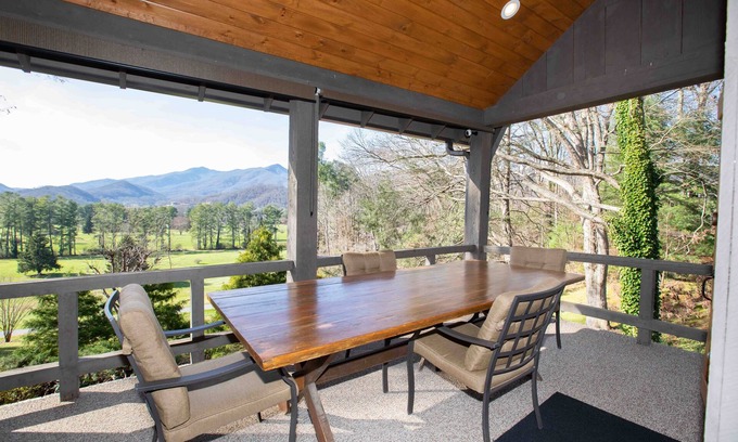 Waynesville Cabina | One of Waynesville's most treasured and historic vacation cabins