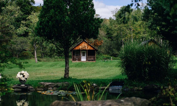 Blodgett Mills Cabina | One room cabin with bathroom
