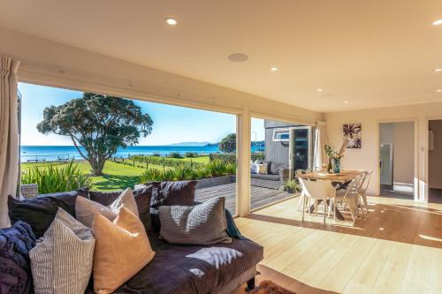Onetangi Casa | Onetangi Beachfront Escape - Coast & Country
