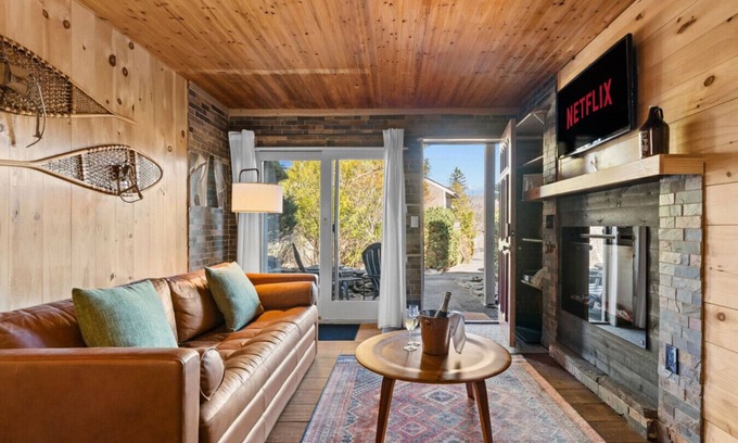 Hunter Apartamento | Only Ski In Out on Hunter Mtn | Panoramic Views! Hike, Golf, Fish, Unwind!