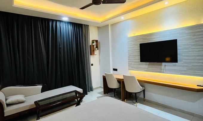 Mohangarh Hotel | Onlystay Hotel Omaxe Hazratganj