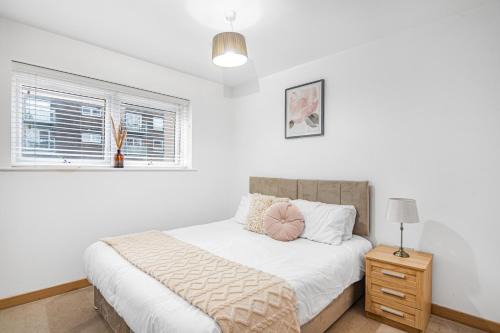 Basildon Apartamento | OnSiteStays - 2 Bed, 2 Bathroom, WiFi and Free Underground Secure parking - 5 Mins walk to town centre