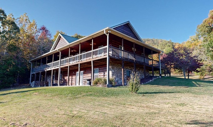 Tallassee Cabina | Hermosa cabaña contemporánea de 4 dormitorios y 3 baños con impresionantes vistas a la montaña.