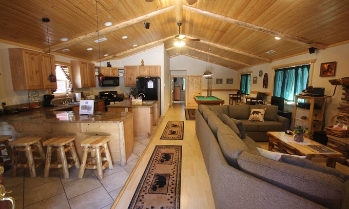 Big Bear Lake Cabina | Plano de planta abierto, perfecto para familias numerosas, amigos, mascotas y personas discapacitadas