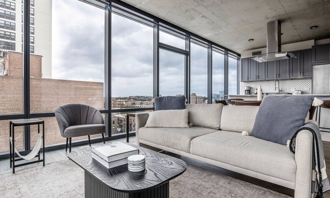 Lake View East Apartamento | Open Lakeview 2BR w/ Gym & Grills, nr Lakefront Trail, by Blueground