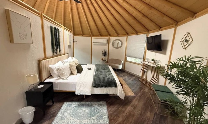 Canyon Lake Cabina | Ophelia: Luxury Yurt-Cabin | Canyon Lake | Hot Tub