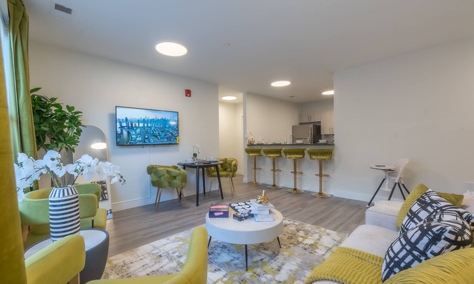 Orange Apartamento | Opulence in Olive with Free Parking+EV Charge. 2 Bath & Sleeps 8.✨20% OFF 7days✨