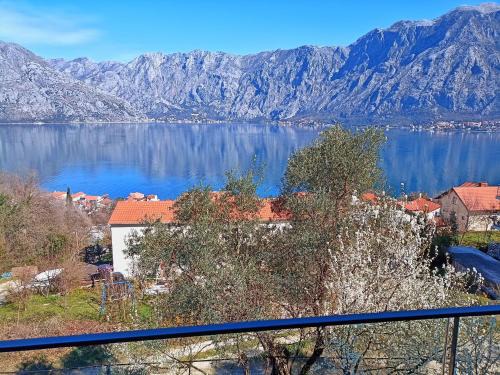 Prcanj Apartamento | Opulent BayView Apartment Kotor