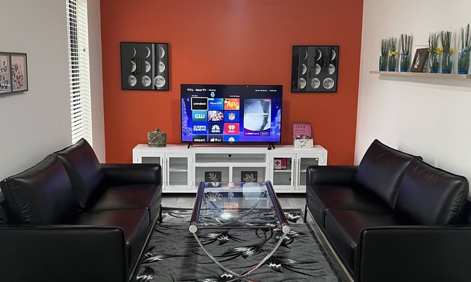 North Central Omaha Casa | OranGe DeLuxe - No Cleaning Fee, Centrally Located.