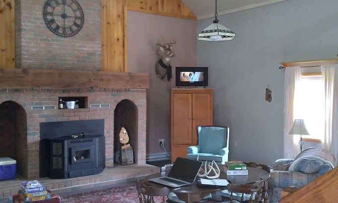 Mohican Township Otro | Retiro para parejas solteras con espacio de reunión para la familia. Mascota amigable.