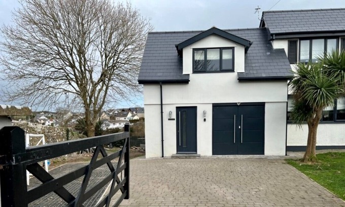 Bridgend Cabaña | Orchard Lodge-Coastal retreat S/C village views close to beach