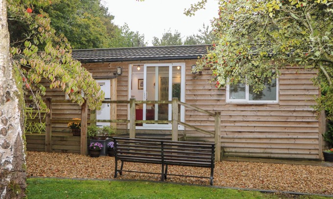 Staplefield Cabaña | ORCHARD LODGE, pet friendly, with a garden in Bolney