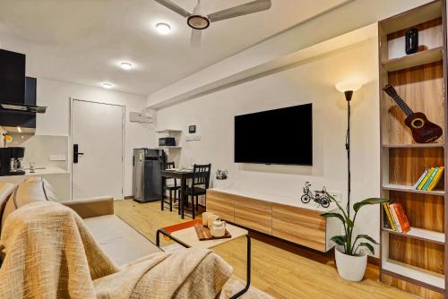 Viman Nagar Apartamento | Orchid 001Airport view55 TVCoffee maker