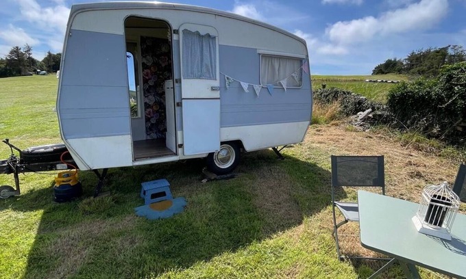 Llanfaethlu Cabina | Original vintage spirit alpine Caravan Anglesey