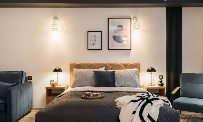 Ursus Apartamento | ORSO City Studio with king size bed and sofa