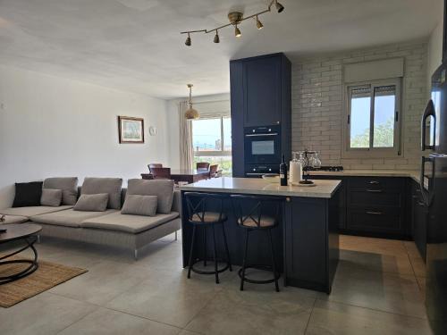 Acre Apartamento | OrYam - Boutique Sea View Apt. 2BD Up to 10 Guests