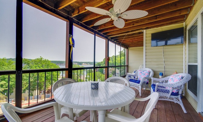 Osage Beach Apartamento | Osage Beach Condo w/ Private Deck & Lake Views!