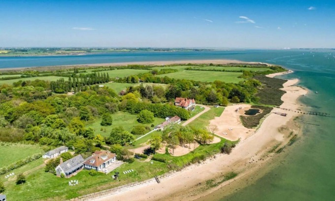 Maldon Cabaña | Osea Island: Serene Cottage