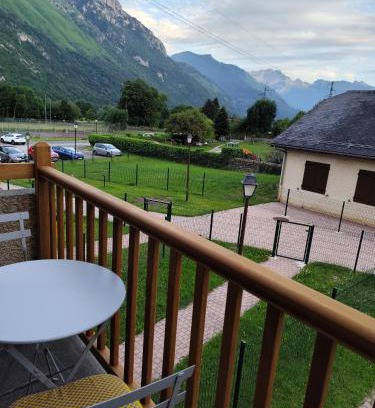 Bielle Apartamento | Ossau T2 5 personnes tout confort près du ski linge de maison inclus parking moustiquaires vue montagne plein sud