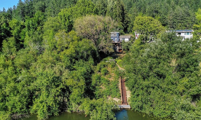 Guerneville Cabina | Otter's Landing ~ Families and Friends, Riverfront Getaway, Dog Friendly