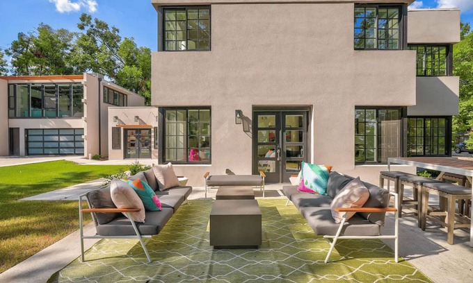 Norman Casa | OU Luxury 5BR Retreat + Patio | Walk to Campus #Cha