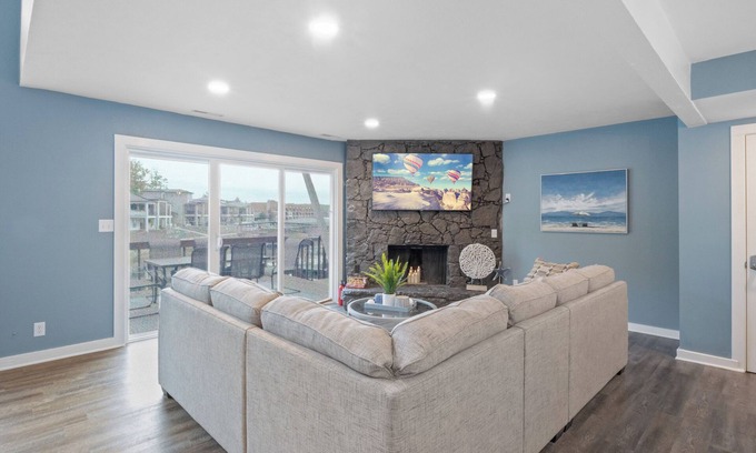 Lake Ozark Condominio | Our Cove Retreat - Perfect for Wave-Free Swimming, Tanning & Prime Location Fun!