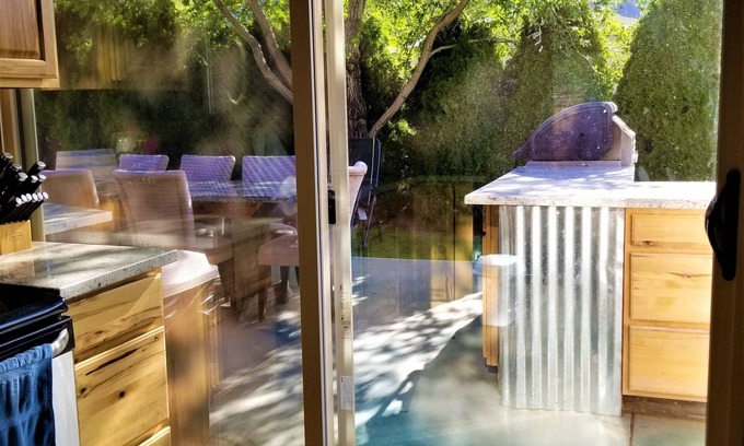 Sunland Estates Casa | Cocina exterior con parrilla y plancha profesional.