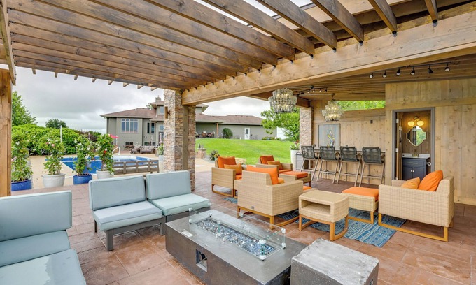 Mount Horeb Apartamento | Outdoor Oasis: Luxe Flat in Mt Horeb!