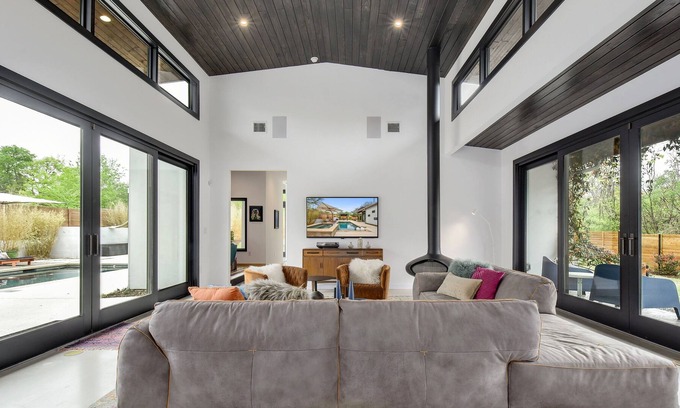 West Congress Casa | Outdoor Oasis with Private Pool + Spa - The Nest!
