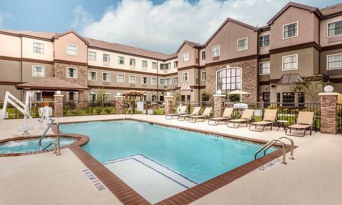 Spring Branch West Condominio | Piscina al aire libre + bañera de hidromasaje + centro de negocios las 24 horas | Corredor de energía de Houston