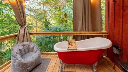 Cosby Casa | Outdoor Soaking Tub! Cozy spot for couples getaway
