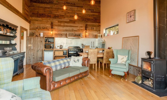 Westbrook Court Cabaña | Outshot Barn - sleeps 4 guests in 2 bedrooms, Hay-on-Wye