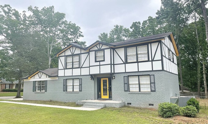 Columbia Cama Y Desayuno | Over 3500 sq ft! All 4BRMs with TVs! 9 Beds for up to 12 Guests!