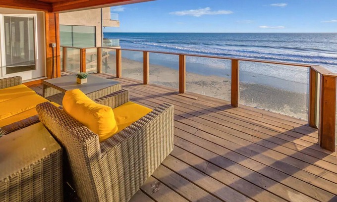 Malibu Apartamento | Over-the-Water Bungalow in Malibu w/ Stunning View