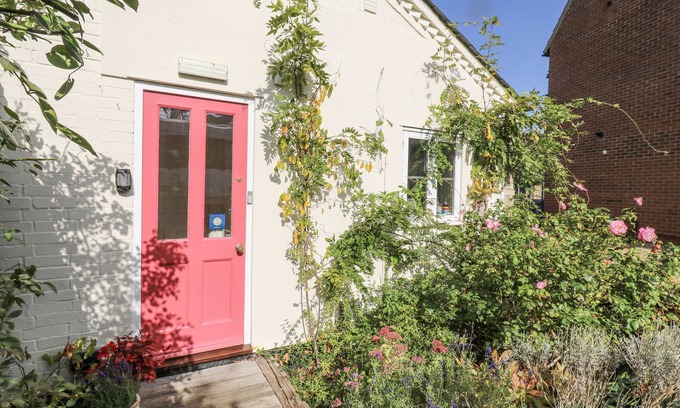 Over Cabaña | OVER VILLAGE STUDIO, character holiday cottage in Over
