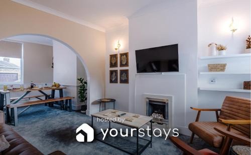 Tunstall Casa | Oxford House by YourStays - 3 Bedroom House in Newcastle-under-Lyme