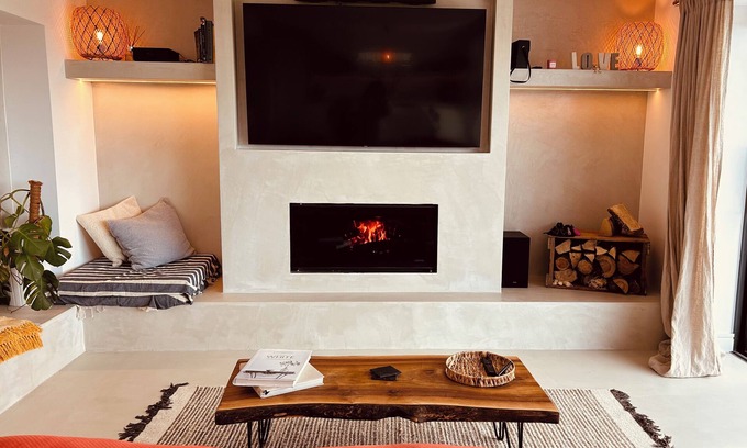 Charlton-on-Otmoor Otro | Oxfordshire Countryside Retreat with Hot Tub, 15 mins from Bicester Village